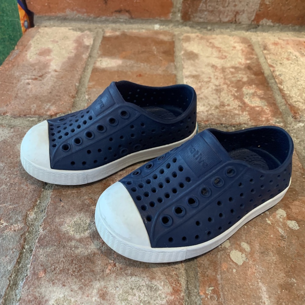 New navy native Jefferson toddler size 6 shoes